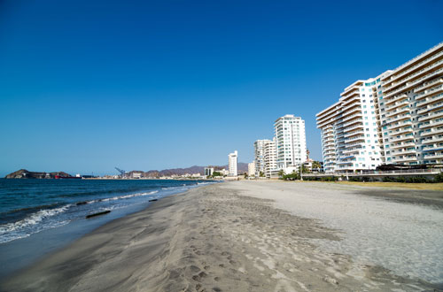 Panorámica desde el mar de la playa del Rodadero con turistas, al fondo los edificios de los hoteles
