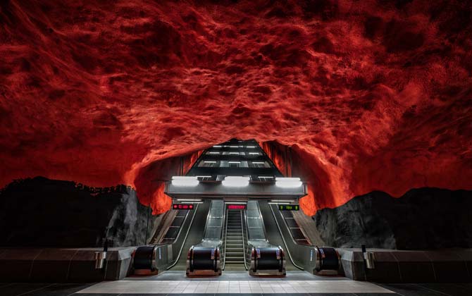 La estación de metro de Solna Centrum, tiene en sus techos un intenso color rojo y con paredes que simulan verdes bosques 