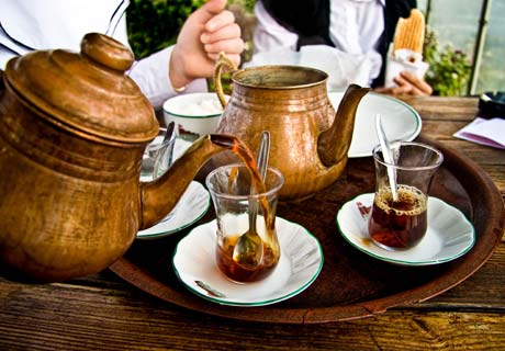 Es tan popular como el café, el cual se sirve muy caliente, algunas veces con dulce de remolacha. Lo hay fuerte (koyu) o suave (açık) 