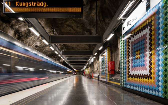 En la estación de metro de Estocolmo se destaca por llamativos y coloridos mosaicos de azulejos sobre la roca de las paredes  