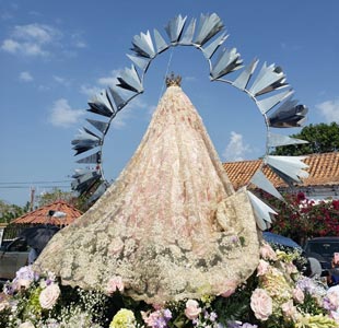  la fiesta de la Virgen de la Candelaria, un evento que recuerda la herencia mestiza del pueblo de Cartagena.