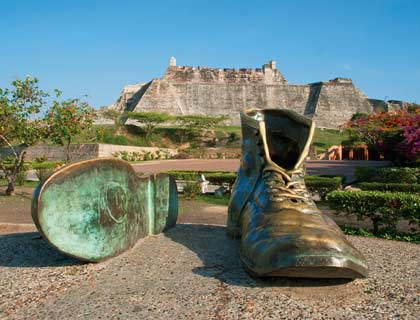 Zapatos viejos y castillo de San Felipe en Cartagena 