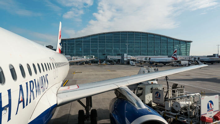 Avión de la aerolínea British Airways en terminal del Aeropuerto de Heathrow Londres