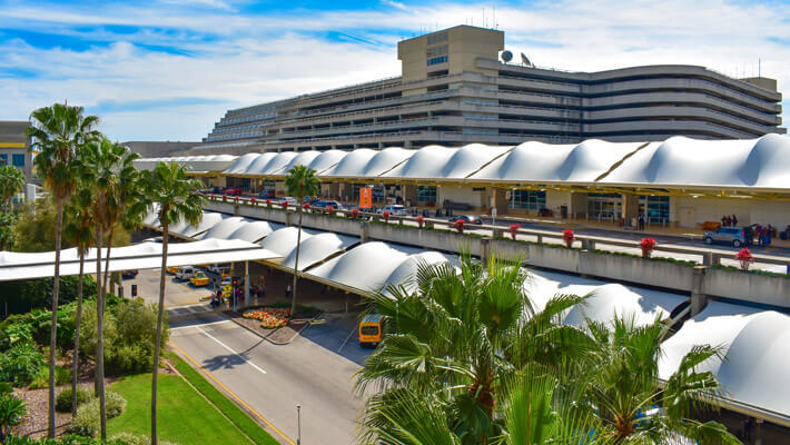 Vista de la entrada del Aeropuerto Internacional de Miami
