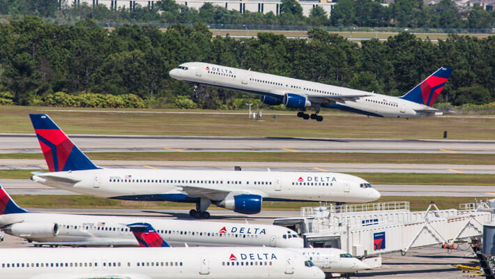 Aviones de la aerolínea Delta Airlines en la pista del Aeropuerto de Orlando
