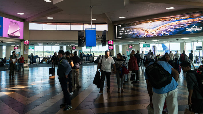 Vista al interior del Aeropuerto Internacional de Tocumen con pasajeros esperando para abordar en una de sus salas 