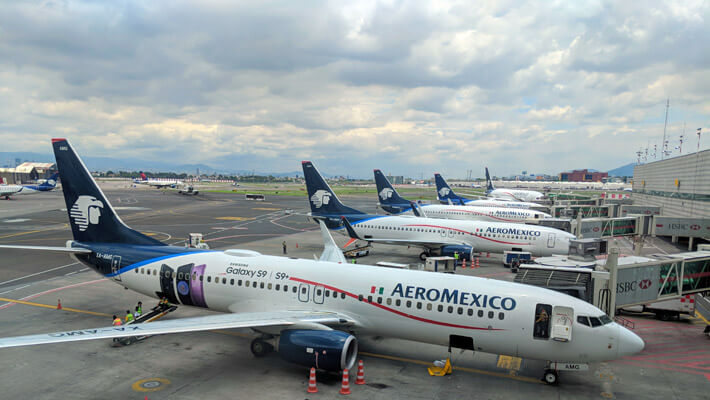 Aviones de la aerolínea de Aeroméxico en el muelle de abordaje 