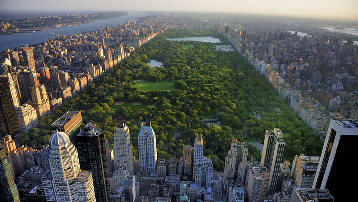 Vista aérea del Central Park, Nueva York rodeado de rascacielos