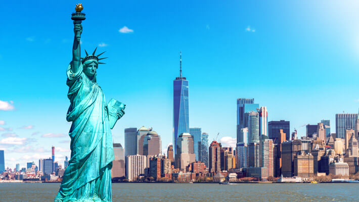 Estatua de la Libertad sobre el río Hudson y el paisaje urbano de Nueva York 