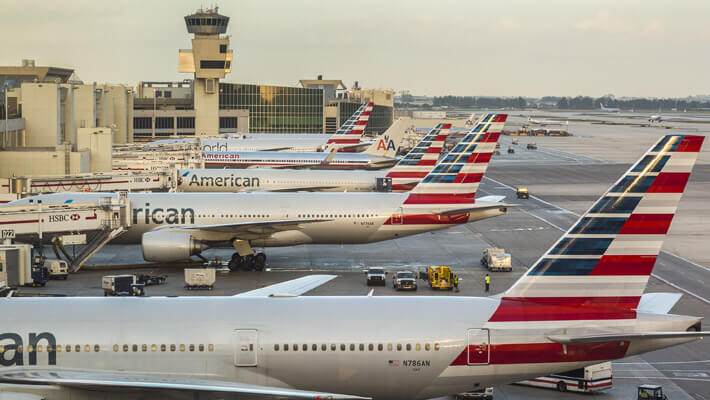 Aviones de la aerolínea America Airlines ubicados en el muelle de abordaje de la terminal aérea