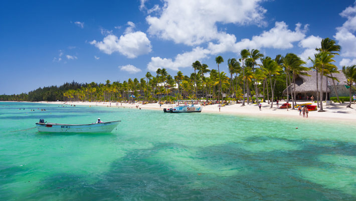 Hermosa vista de Playa Bávaro en Punta Cana con grandes palmeras