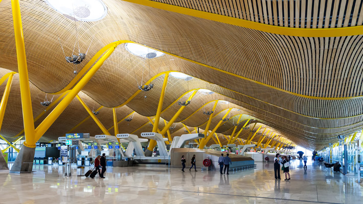 Interior de la Terminal 4 del Aeropuerto Adolfo Suárez Madrid - Barajas 
