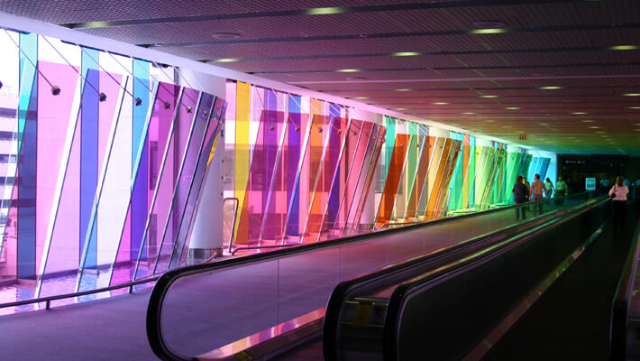 Vidrio colorido al interior de Aeropuerto de Miami