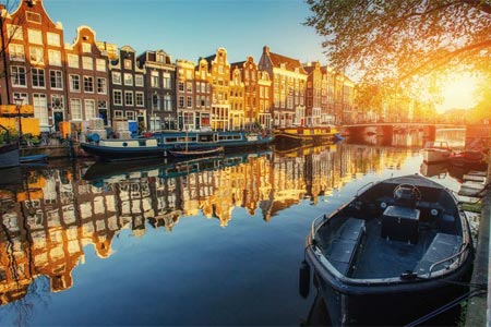 Canal de Amsterdam,  una ciudad abierta, muy atractiva para los que busquen un modo de vida más bohemio